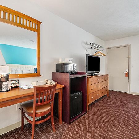 Howard Johnson By Wyndham Traverse City Buitenkant foto